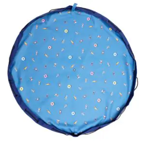 Αδιάβροχο PLAY&GO χαλάκι παιχνιδιού - τσάντα 2 σε 1 Outdoor Swim Fun, διαμέτρου 140 εκ., σε μπλε χρώμα με ρυθμιζόμενο ιμάντα ώμου.
