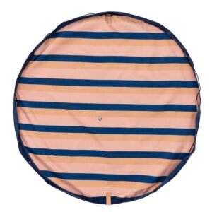 PLAY&GO Outdoor Mokka Stripes χαλάκι παιχνιδιού - τσάντα 2 σε 1 με ροζ και μπλε ρίγες, φορεμένο στον ώμο σε παραλία.
