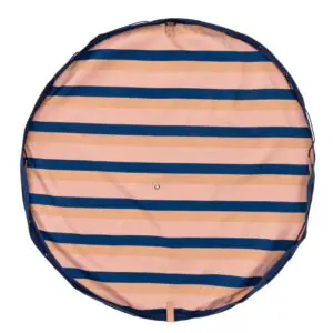 PLAY&GO Outdoor Mokka Stripes χαλάκι παιχνιδιού - τσάντα 2 σε 1 με ροζ και μπλε ρίγες, φορεμένο στον ώμο σε παραλία.
