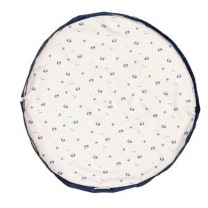 PLAY&GO Outdoor Balloon χαλάκι παιχνιδιού - τσάντα 2 σε 1 σε λευκό και μπλε, φορεμένο στον ώμο στην παραλία.